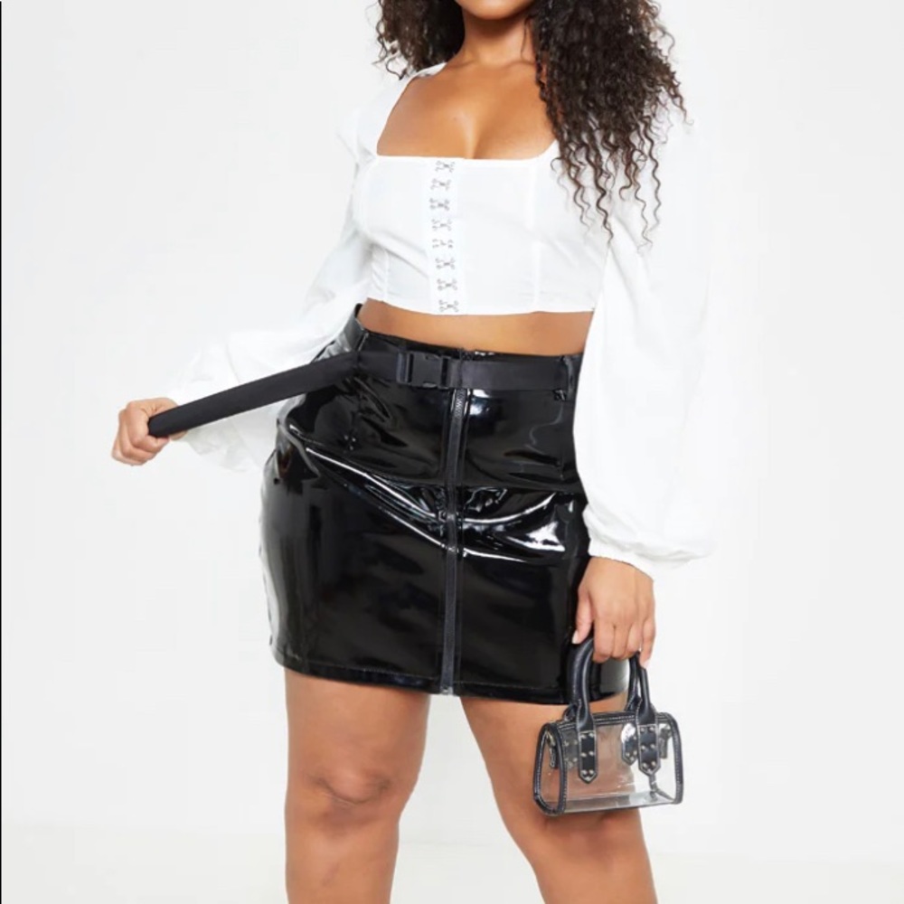 ❤️PRETTYLITTLETHINGS VINYL FRONT ZIP MINI SKIRT ~ 16